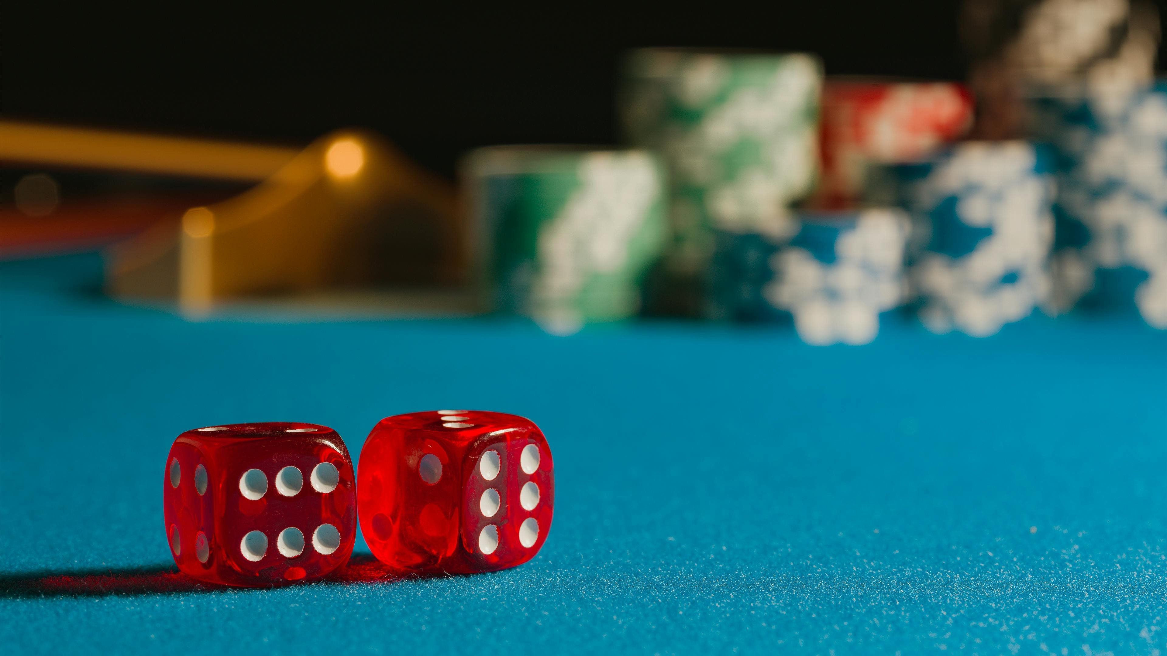 Dealer profesional di studio roulette langsung mentol 4d menyiapkan tabel untuk putaran berikutnya
